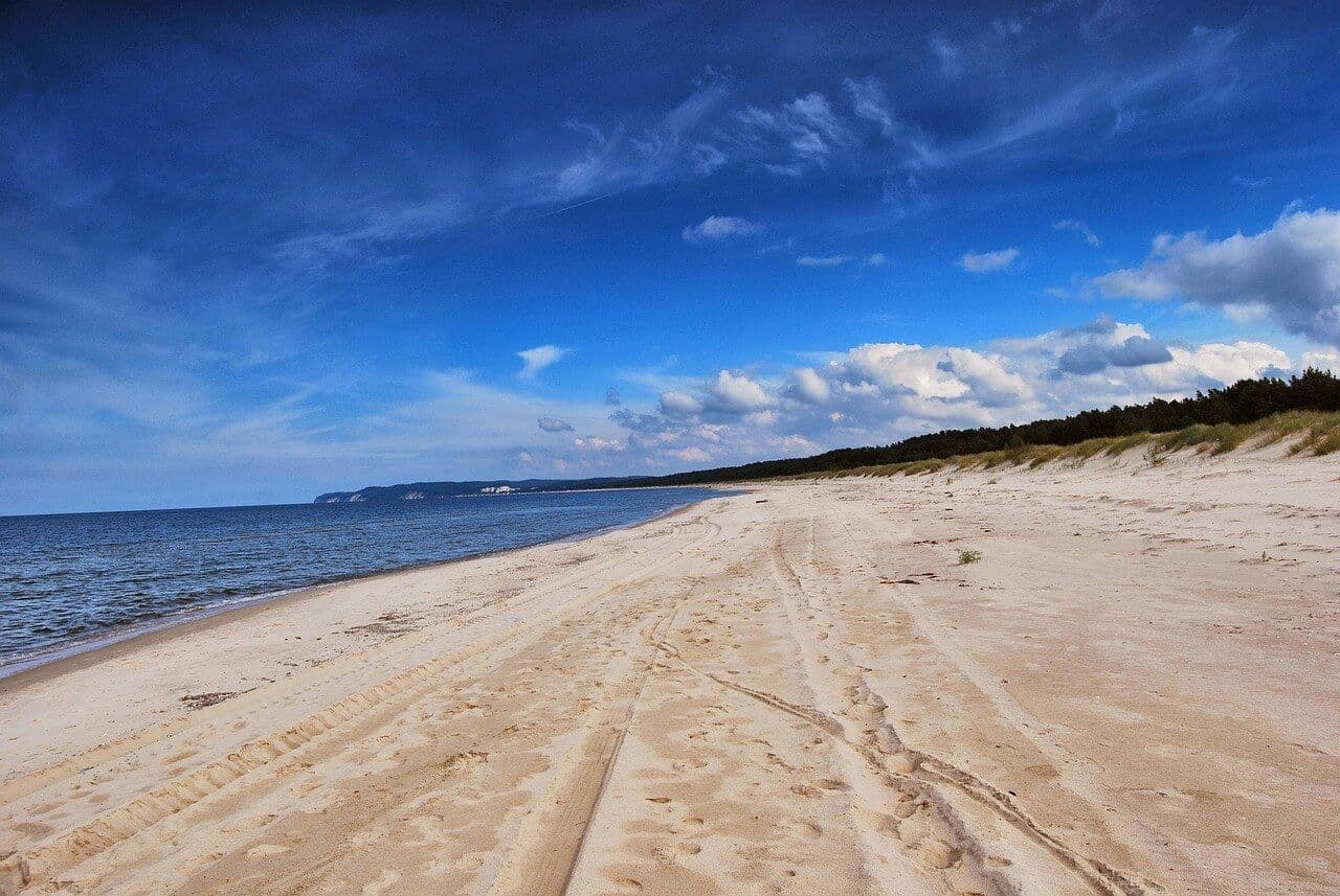 Plaża w Mechelinkach - cicha alternatywa dla zatłoczonych plaż Trójmiasta